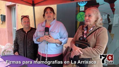Recogida de firmas en el Mercado para exigir mamografías en el Hospital de La Arrixaca