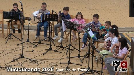 Los alumnos de Trasteo salen a la calle con sus instrumentos para unirse a Musiqueando