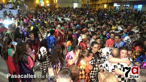 La música del grupo Malvariche y la alegría de los corremayos inundan Alhama