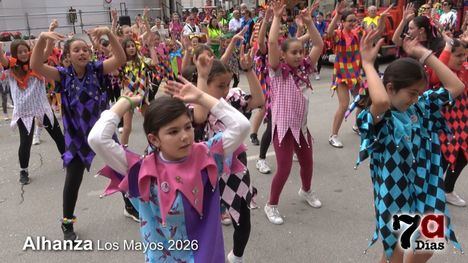 Alumnos de Alhanza bailan en el centro para animar la mañana de la Plantada de los Mayos