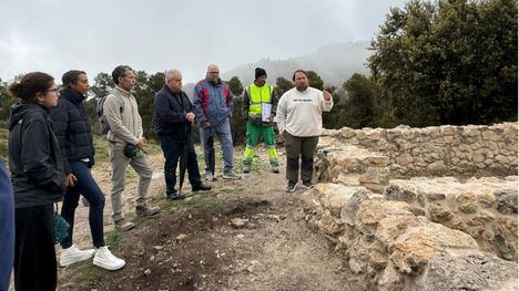 La alcaldesa de Alhama y el alcalde de Totana visitan los Pozos de la Nieve de S. Espuña