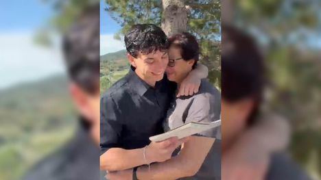 El hijo de Sánchez Blesa emociona a la escritora con un poema escrito para el Día de la Madre