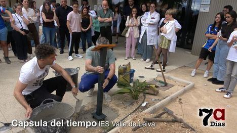 El IES Valle de Leiva entierra una cápsula del tiempo para celebrar su 75º aniversario en 2043