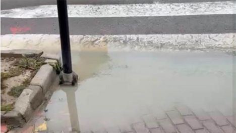 El deterioro de la calzada y accesos al Centro de Salud