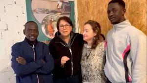 Sánchez Blesa graba un vídeo de inmigrantes con dos gambianos