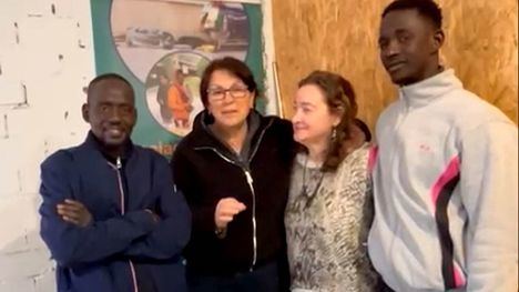 Sánchez Blesa graba un vídeo de inmigrantes con dos gambianos