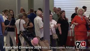 Los comerciantes disfrutan en el Mercado de Abastos de una gran fiesta con sus clientes