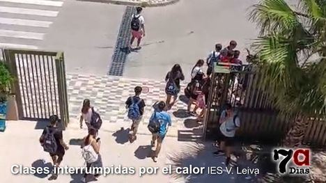 Salida de los alumnos el pasado viernes tras quedar suspendidas las clases por el calor