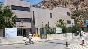 Tercer día de clases interrumpidas por el calor en el IES V. Leiva