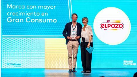 Igor Tudela, Marketing Manager de Elaborado, recoge el premio otorgado a ElPozo como la marca de gran consumo con mejor evolución, junto a María Josep Martínez-Abarca, directora general de Worldpanel by Numerator.
