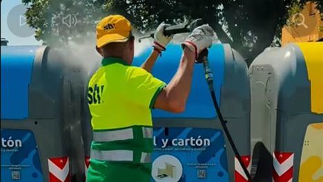 Lavado de contenedores de residuos para reducir olores y evitar insectos