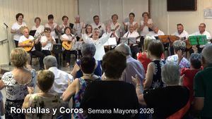 El Centro de Mayores, abarrotado de público con la música de los coros y rondallas