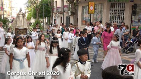 Los niños de la Primera Comunión abren la tradicional procesión del Corpus Christi