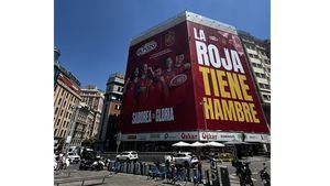 ElPozo despliega una gran lona en el centro de Madrid para reforzar su apoyo a la Selección