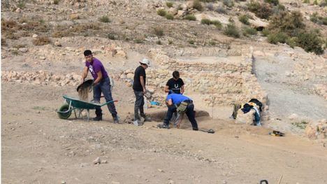 El campo de trabajo arqueológico reúne este año a una veintena de participantes