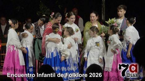 Coros y Danzas Virgen del Rosario comparte escenario con Yecla y familiares de las niñas