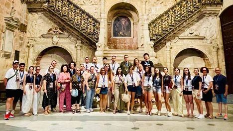 El Grupo Folklórico Villa de Alhama visita el patrimonio burgalés antes de su actuación