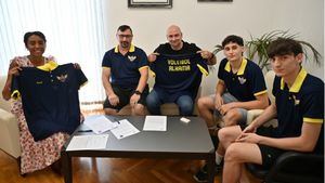 El Ayuntamiento firma su primer convenio con Club Voleibol Alhama