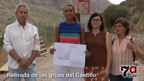 La alcaldesa anuncia la retirada de las grúas del Castillo, que fueron instaladas en 2010