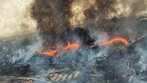 Brigadas forestales de Alhama, trabajan en un incendio forestal en Fuente Álamo
