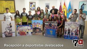 La alcaldesa y el edil de Deportes reciben a algunos de los mejores deportistas de Alhama