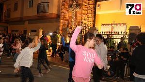 VÍD./FOT. Emocionante canto y baile a la Cruz de Mayo