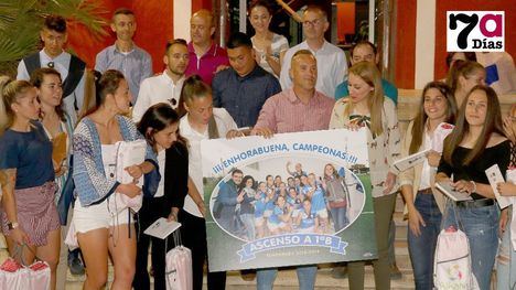 VÍD./FOT. Homenaje al Alhama CF Femenino al ascender a Primera B
