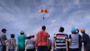 Los usuarios de 'Las Salinas' visitan la base aérea de Alcantarilla