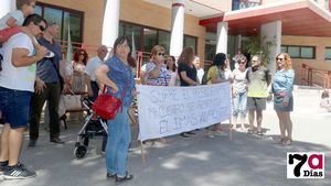 VÍD./FOT. Protesta en la Residencia por falta de auxiliares enfermeras