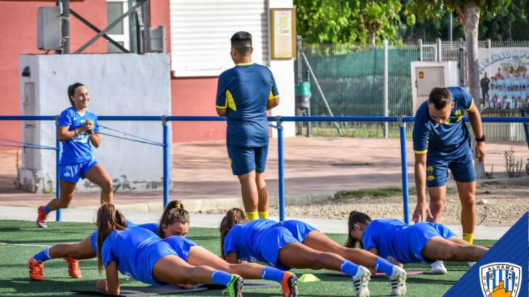Imagen de uno de los últimos entrenamientos de las jugadoras del Alhama CF Femenino en el campo deportivo del Guadalentín. 