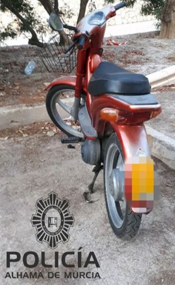 La Policía recupera un ciclomotor robado y localiza a los ladrones
