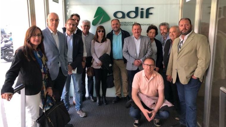 Miembros de todos los grupos políticos en el Ayuntamiento de Totana y colectivos vecinales antes de la reunión con respondables de ADIF