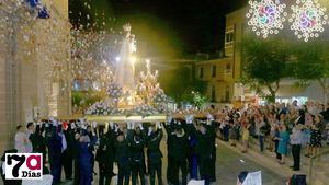 VÍD./FOT. Decenas de fieles acompañan a la Virgen del Rosario