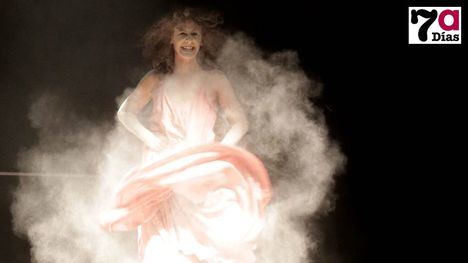 FOTOS Irene Caja llena el Teatro Velasco y pone al público en pie