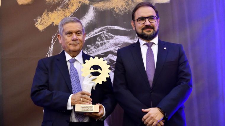 Premios Sepor Oro Juan Canovas recib e el premio de manos del alcalde de Lorca.