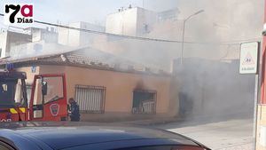 VÍDEO El fuego causa graves daños en una vivienda del Barrio