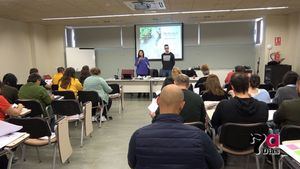 VÍD. Medio centenar de personas asiste al taller de maltrato animal