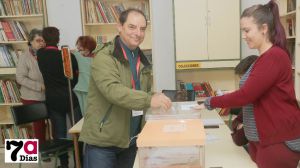 V/F Romero (IU) vota en el Ginés Díaz arropado por sus compañeros