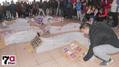 V/F Impactante acto del Miguel Hernández ante la violencia machista