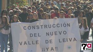 VÍD./FOT. 350 personas secundan la protesta por el IES Valle de Leiva