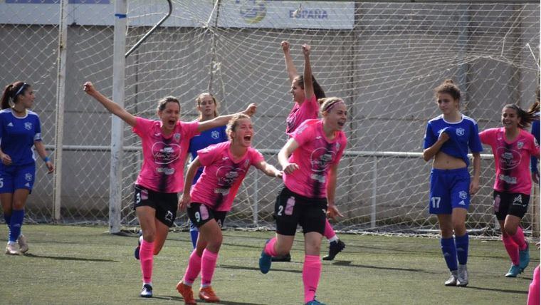 Imagen de uno de los goles de las alhameñas, que han jugado con la segunda equipación oficial, en el campo de la UD Tacuense.