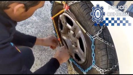 VÍDEO ¿Cómo colocar las cadenas en las ruedas del coche?