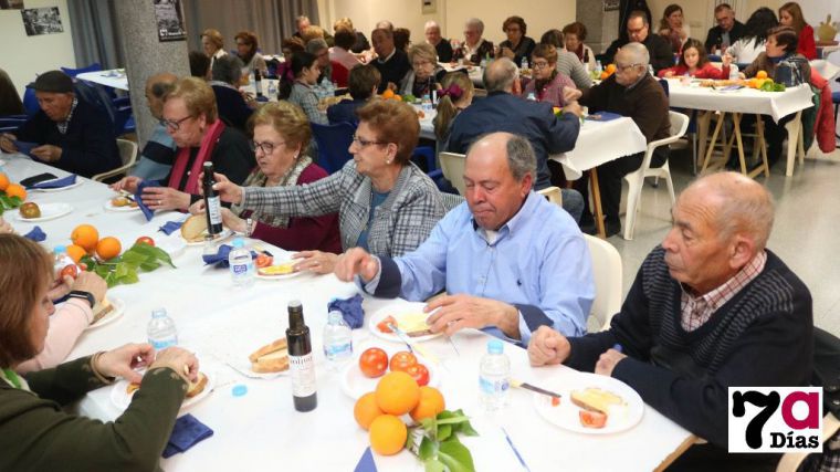 Imagen de la cena de Manos Unidas celebrada el pasado año en el Centro de Mayores.