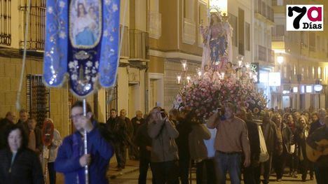 VÍDEO y FOTOS Decenas de fieles arropan a la Candelaria en el traslado