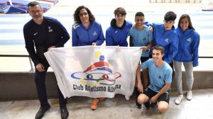 La bandera del Club Atletismo Alhama, en el Campeonato de España