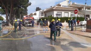 FOTOS La BRIFOR de Alhama ayuda a limpiar Los Alcázares