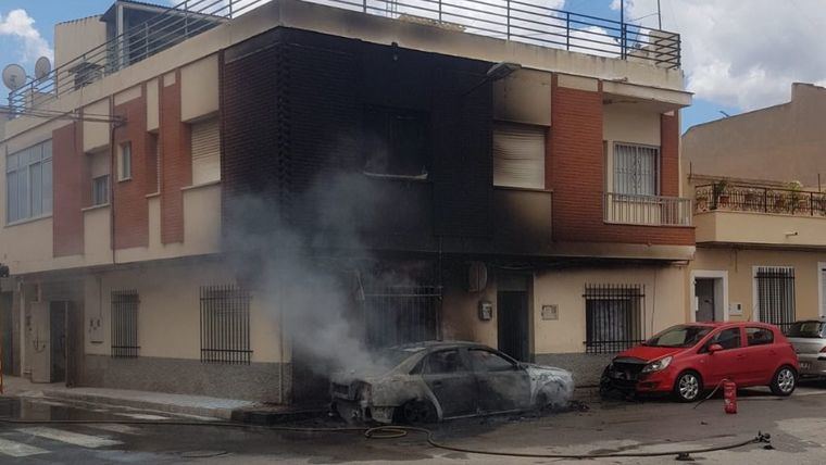 Una anciana, intoxicada en Totana por el incendio de un vehículo