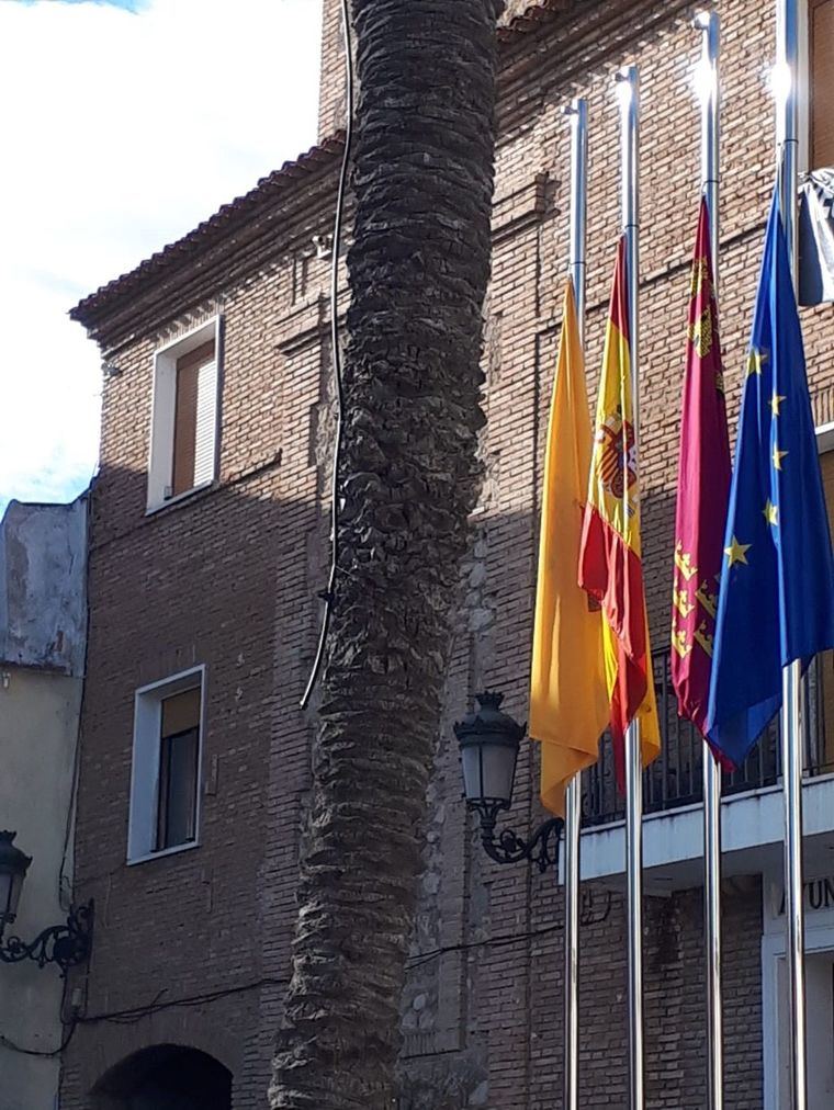 Las banderas de Librilla, a media asta por las víctimas del Covid19