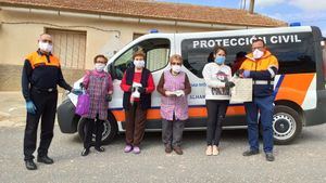 Vecinas de La Costera cosen 150 mascaras contra el coronavirus