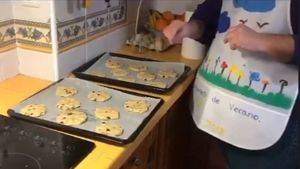 VÍDEO Tarde de galletas chips, la actividad en Un Ratito Más Home